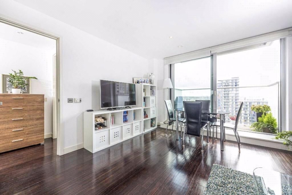 1-bed apartment on Pan Peninsula Square, London, E14, £450,000