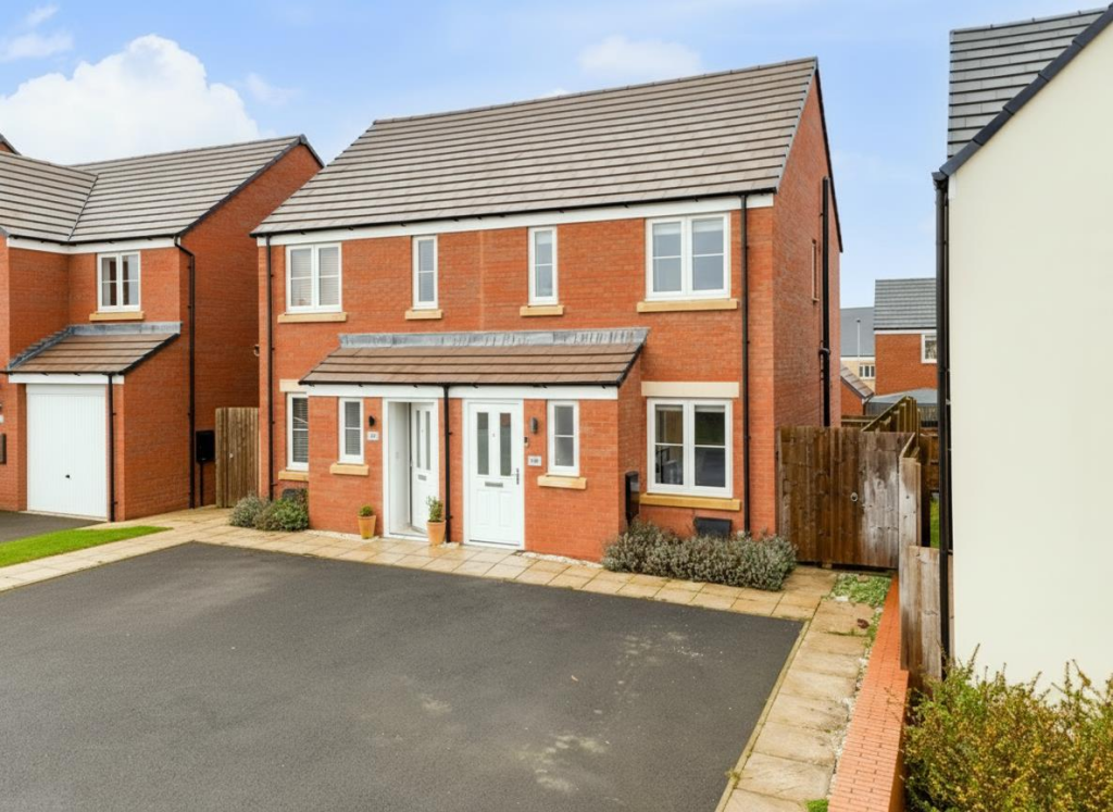 2-bed semi-detached on NN17 Kennard Close, Weldon, £200,000