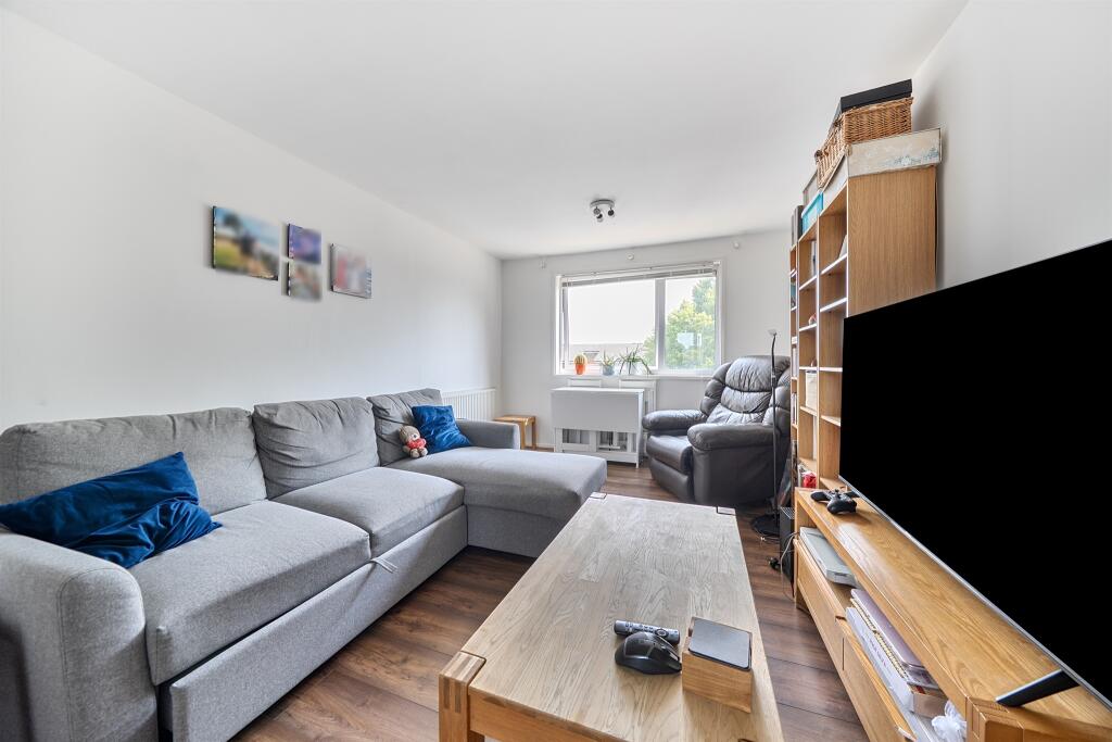 Holyrood Crescent, St. Albans photo 4
