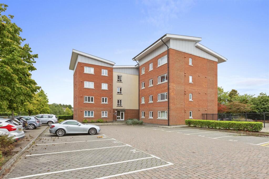 3-bed flat on Tadros Court, High Wycombe, £300,000