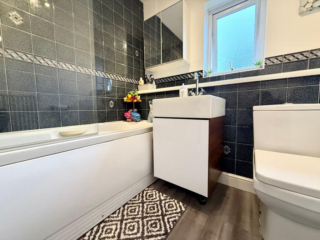House in Streatley, Central Bedfordshire - More