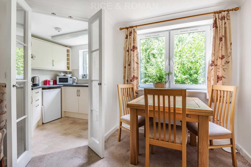 Gibson Court, Hinchley Wood photo 4