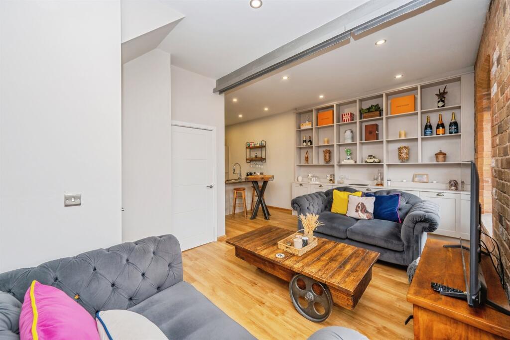 Apartment in Lichfield, The Shires Industrial Estate - View 4