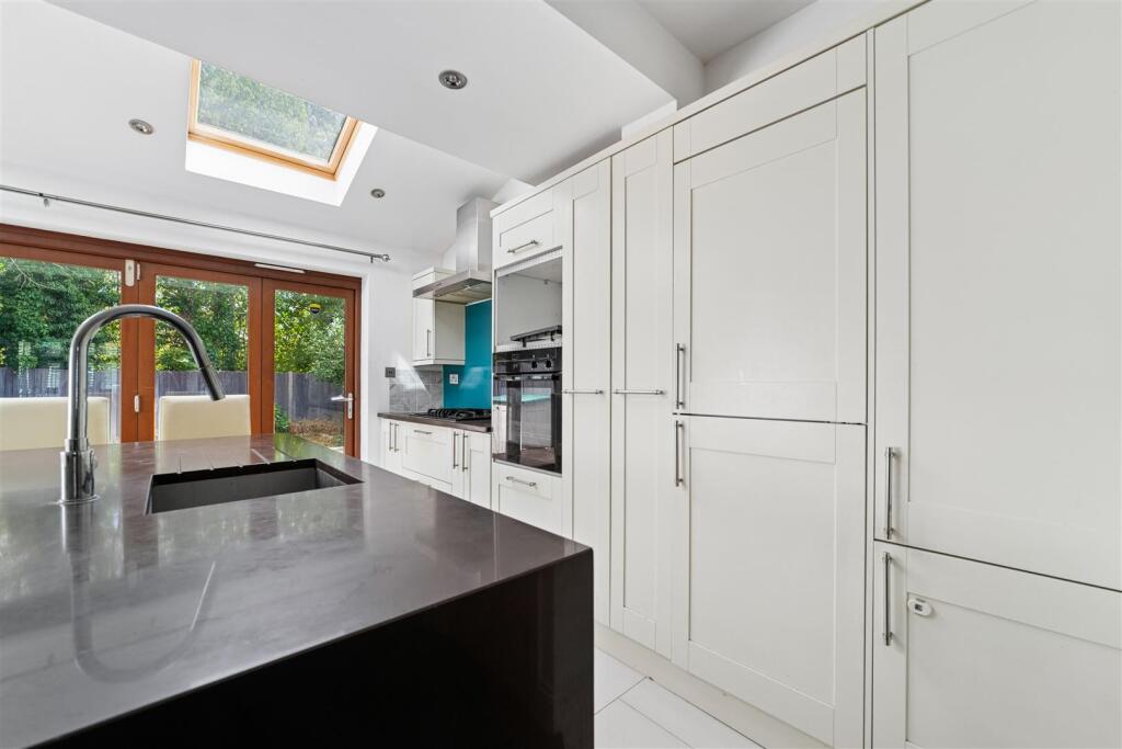 House in London, Heston - View 5