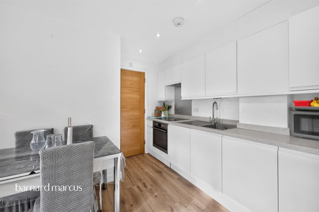 Apartment in Kingston upon Thames - View 5