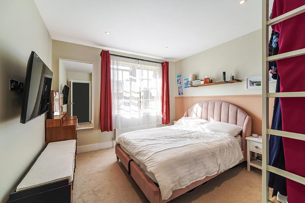 Apartment in London, Royal Borough of Kingston upon Thames - More