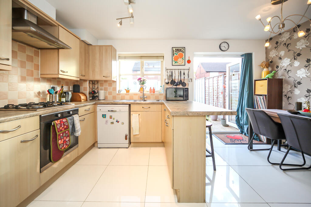 House in Warwick, Whitnash - More