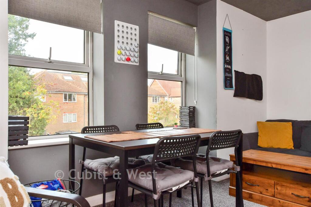 Apartment in Worthing, West Sussex - More