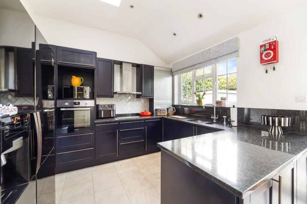 House in Epsom, Nork - View 4