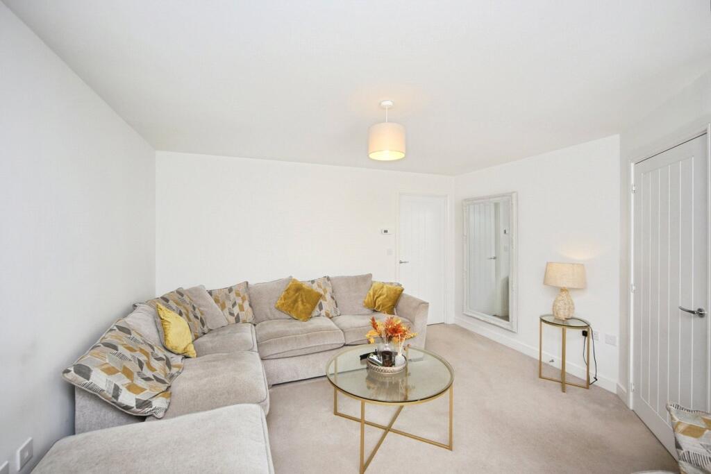 Hazel Place, Stratford-upon-Avon, Warwickshire, CV37 photo 4