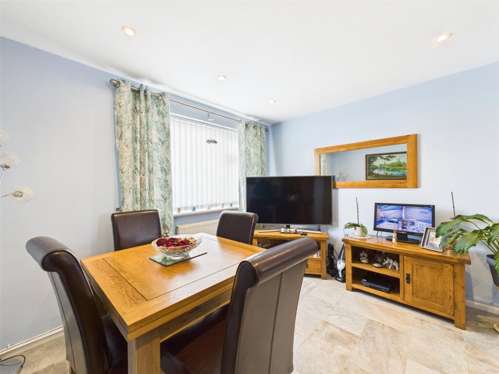 Colerne Drive, Hucclecote, Gloucester, Gloucestershire, GL3 photo 4
