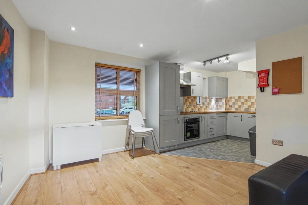 Apartment in Coventry, Earlsdon - More