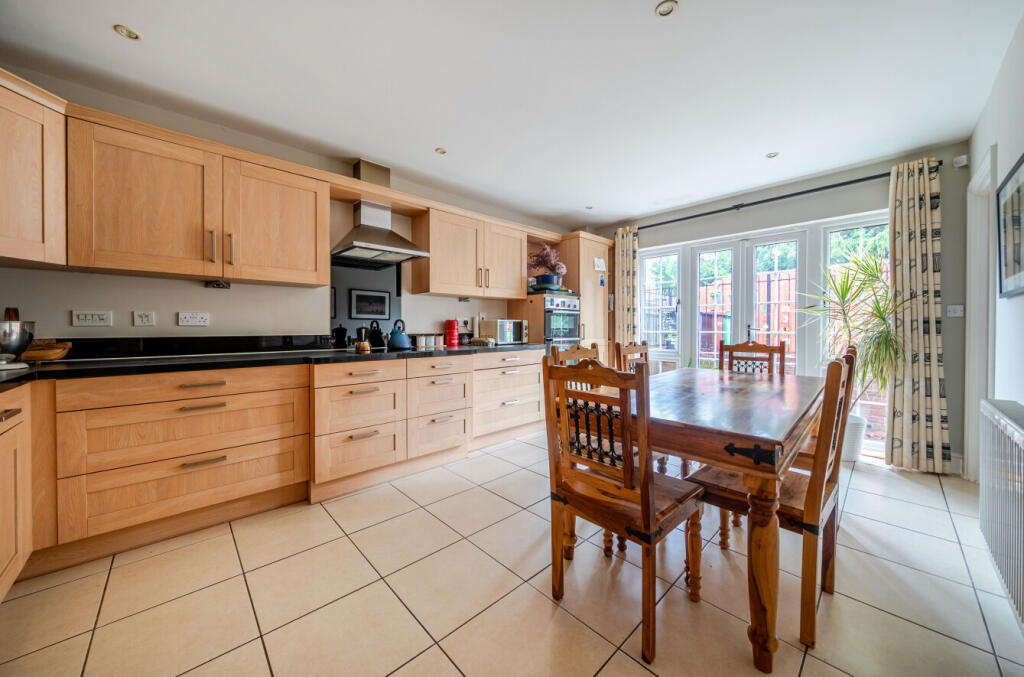 Kyngeshene Gardens, Guildford, Surrey, GU1 photo 2