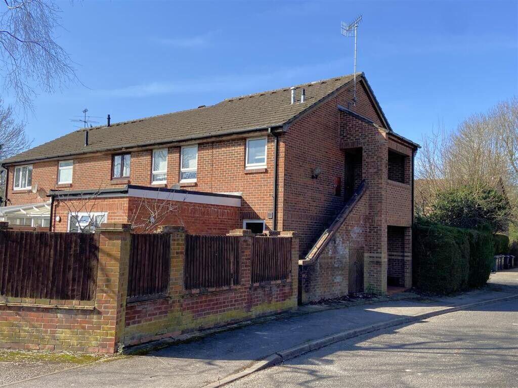 Studio flat on Hellyer Way, Bourne End, £165,000