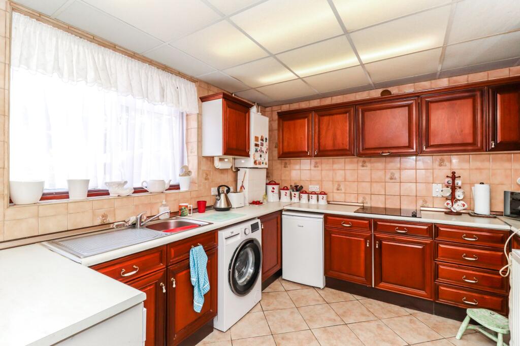 House in Three Rivers, Carpenders Park, Watford Rural - More