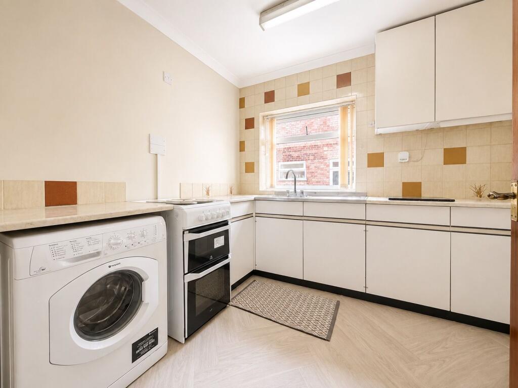 Apartment in Birmingham, Sutton Coldfield - View 4