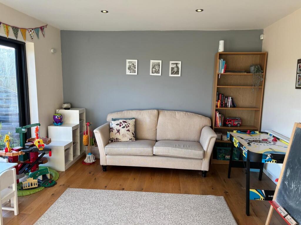 22B, Holly Bank Road, Huddersfield photo 3