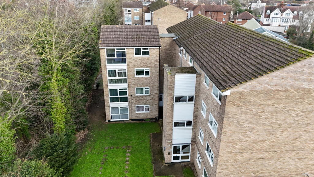 1-bed flat on Holdbrook Way, Harold Wood, RM3 0JD, £220,000
