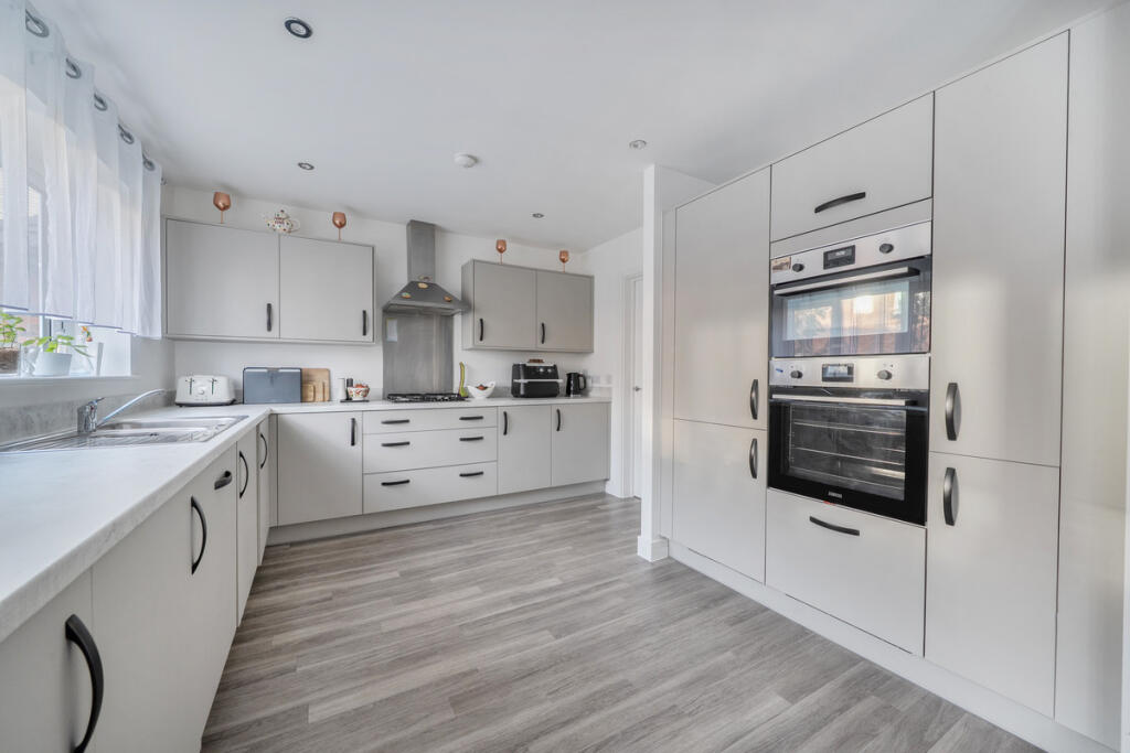 Reeves Gardens, Yate, Bristol, BS37 photo 2