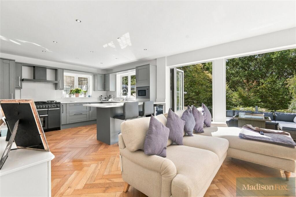 House in London, Woodford Wells - More