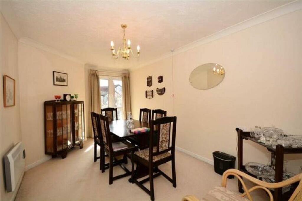 Apartment in Leeds, Park Villas, Roundhay - View 3