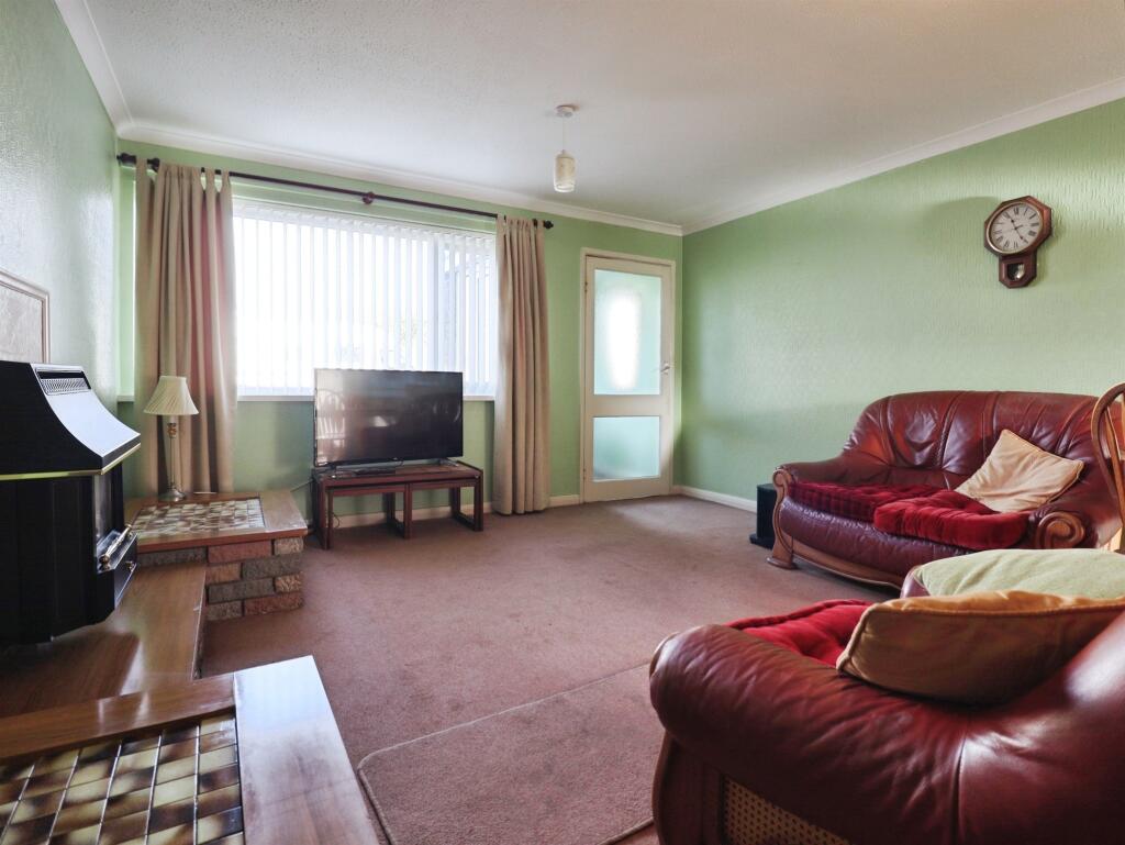 Smeaton Close, Rhoose, Barry photo 4