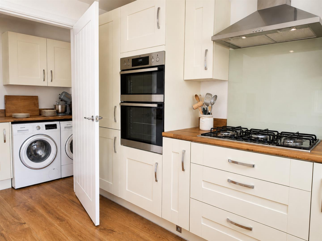 House in Tewkesbury, Abbotswood, Brockworth - More