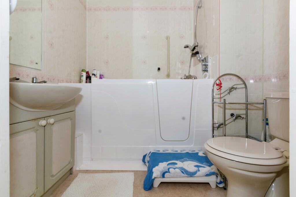 Apartment in Birmingham, West Midlands - View 5
