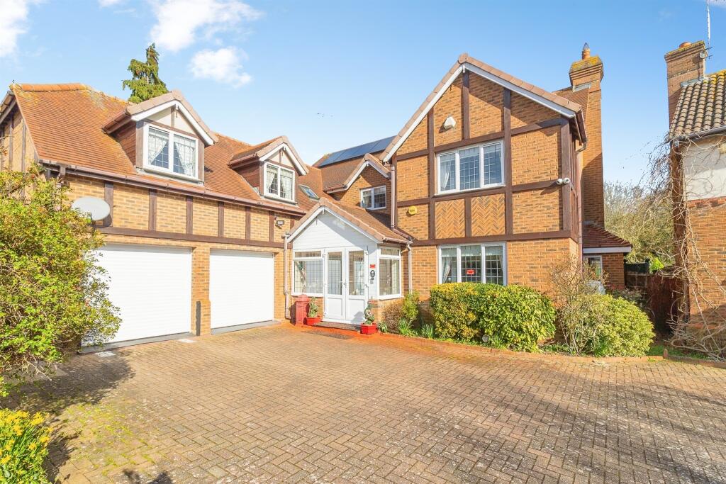 Main image of property: Linceslade Grove, Loughton, Milton Keynes