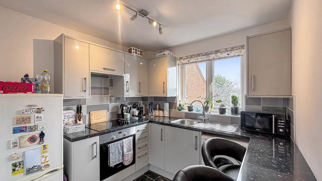 1-bed flat on Edgecoombe, South Croydon, CR2 8AA, £210,000