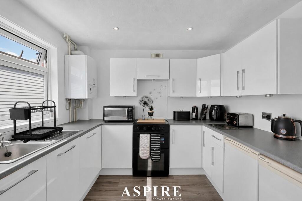 Apartment in Castle Point, Benfleet - View 3