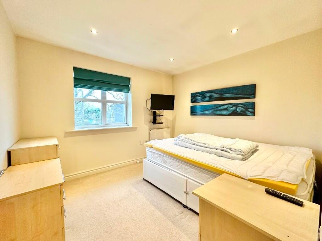 Apartment in Trafford, West Timperley - More