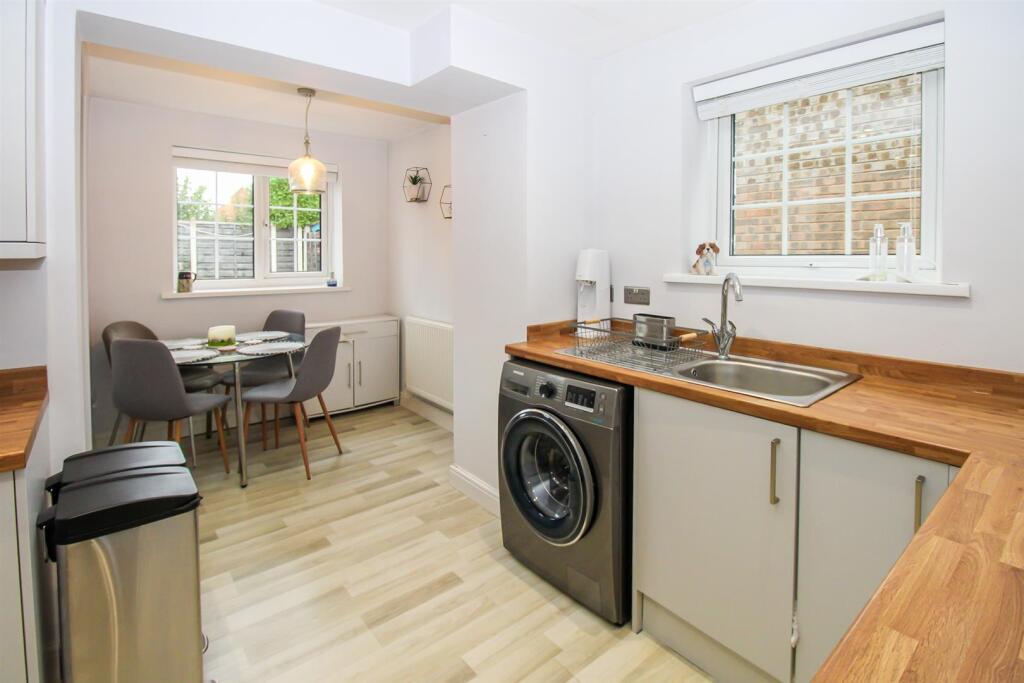 Rockwood Crescent, Calder Grove, Wakefield photo 3