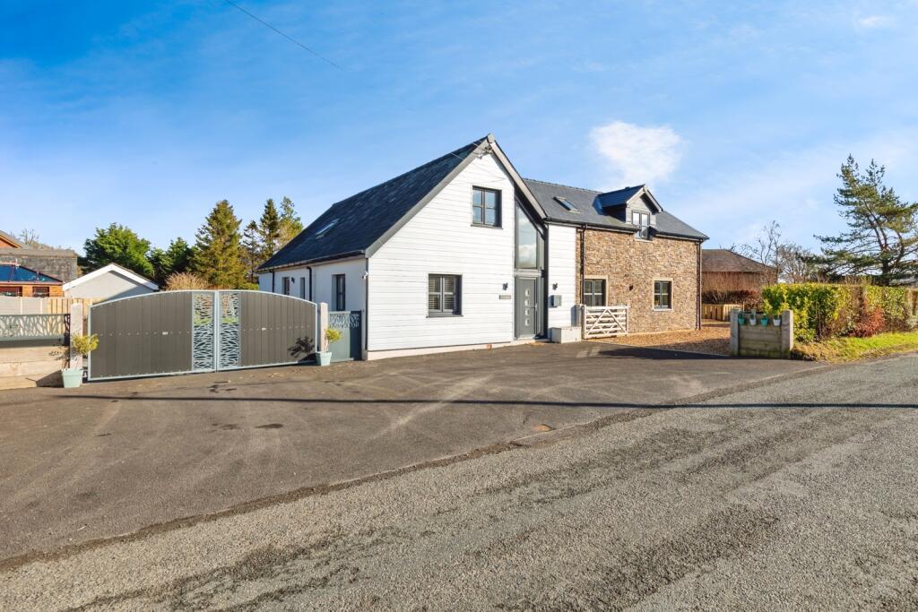 Main image of property: Bronwydd Arms, Carmarthen, Carmarthenshire, SA33