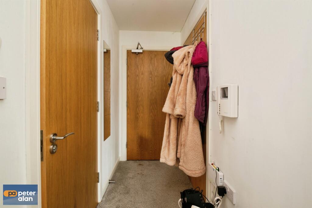 Apartment in Cardiff, Grangetown - View 6