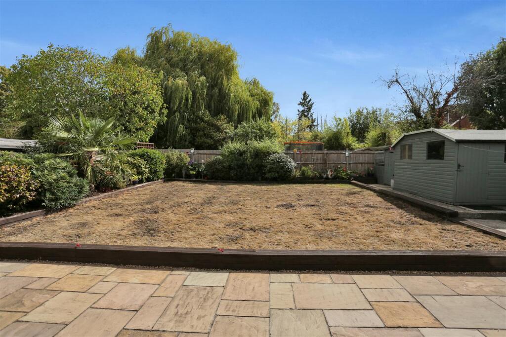 House in Epsom, Stoneleigh - More