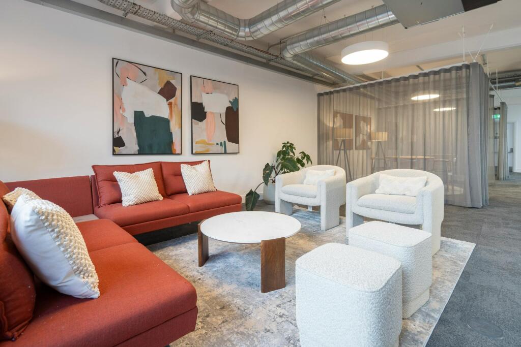 MC40672019LR.jpg