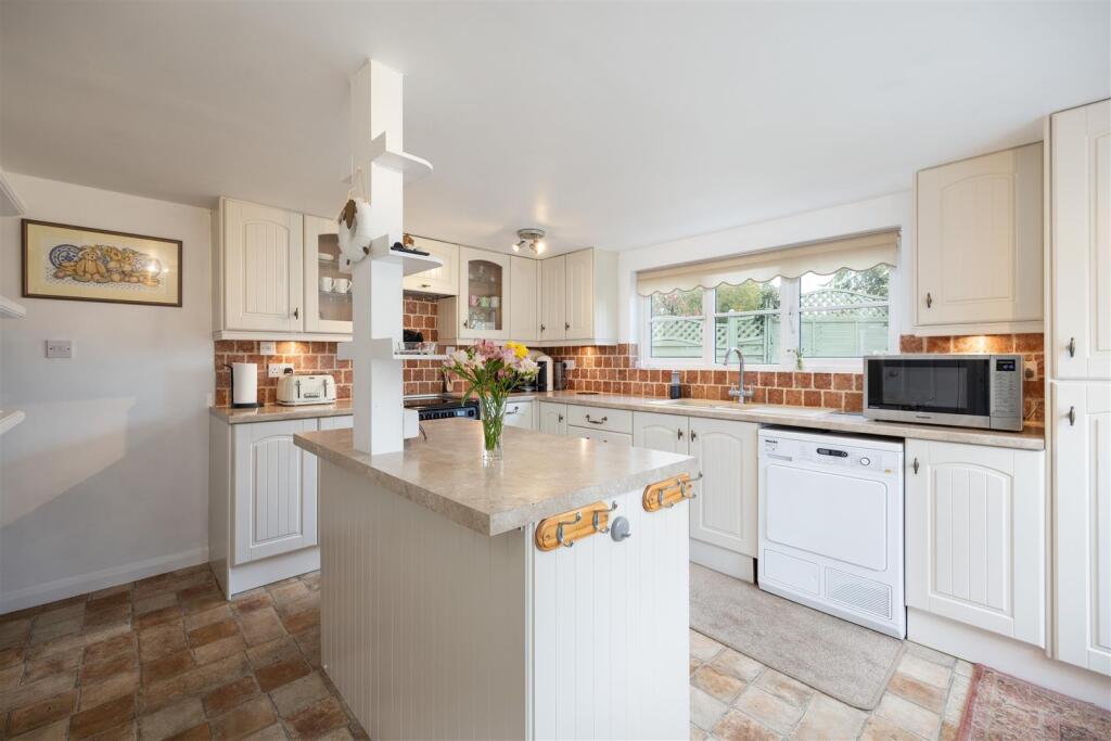 House in Newport, Shalfleet - More