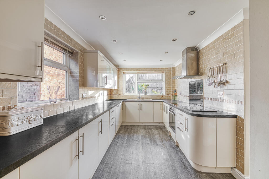 Latham Close, Burton on Trent, DE15 photo 2