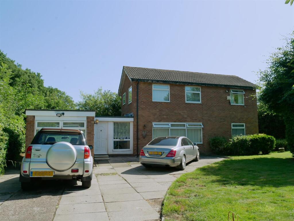 4-bed detached on Lings Walk, Peel Hall, Manchester, £400,000