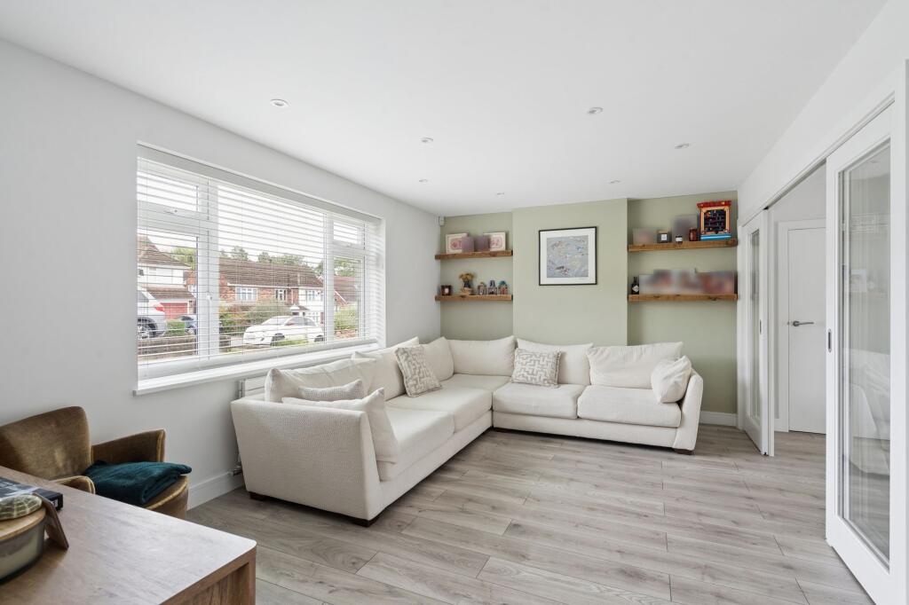House in Hertsmere, Hertfordshire - More