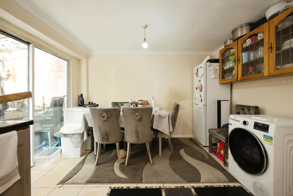 House in Luton - View 4
