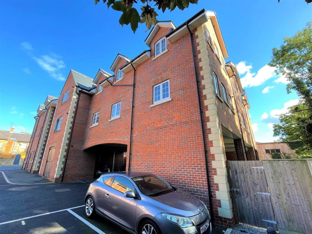 2-bed flat on West End Close, Chippenham, £184,000