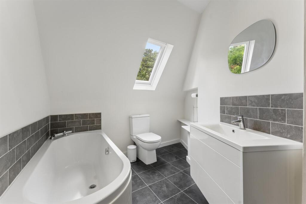 Apartment in London, Windmill Green Estate, Earlsfield - More
