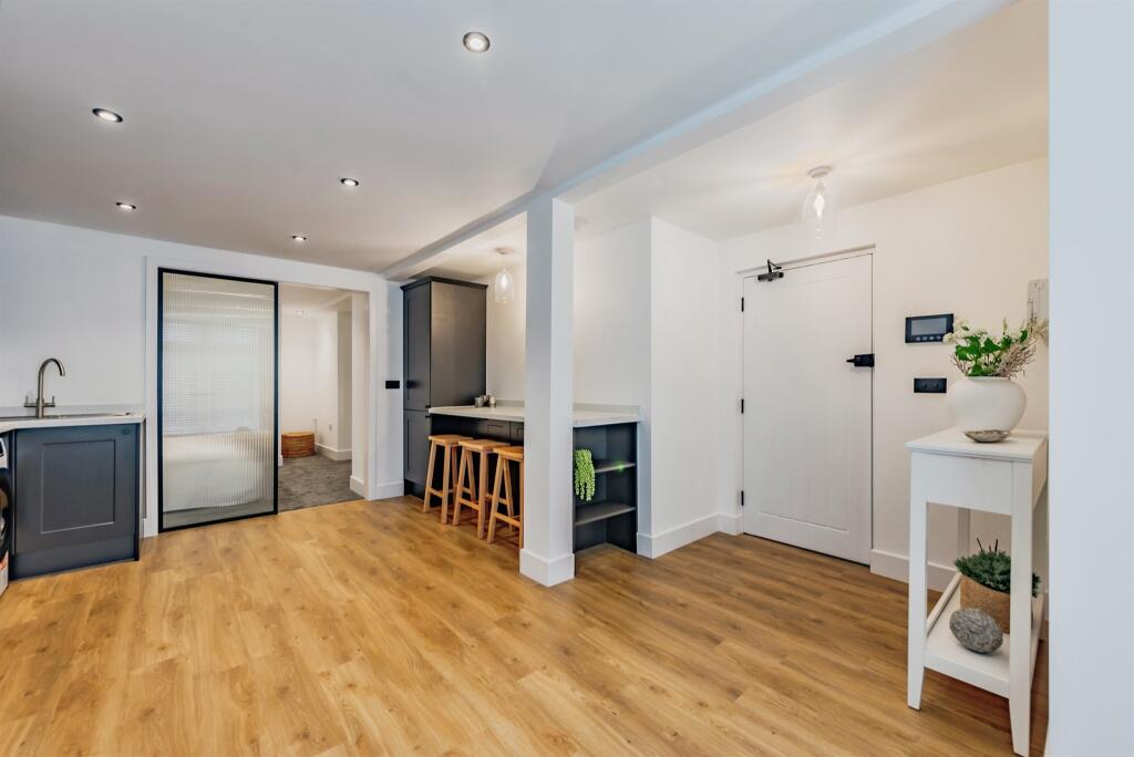 Apartment in Redhill, Reffles Bridge, Earlswood - View 5