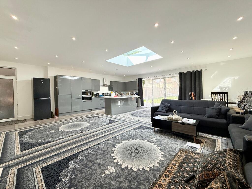 House in Luton - View 4