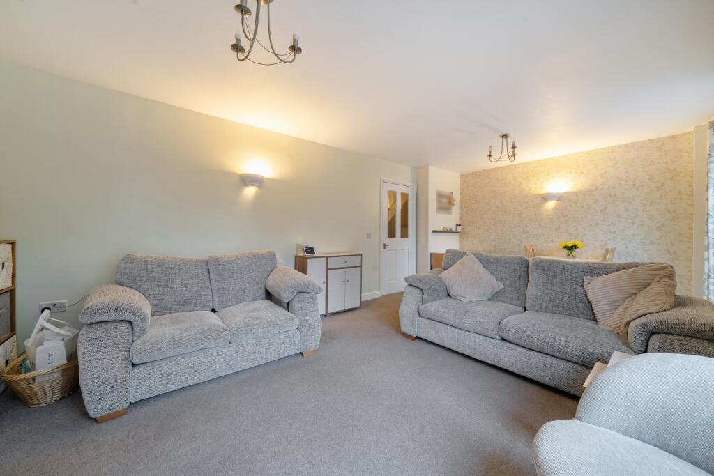 House in West Oxfordshire, Carterton - More