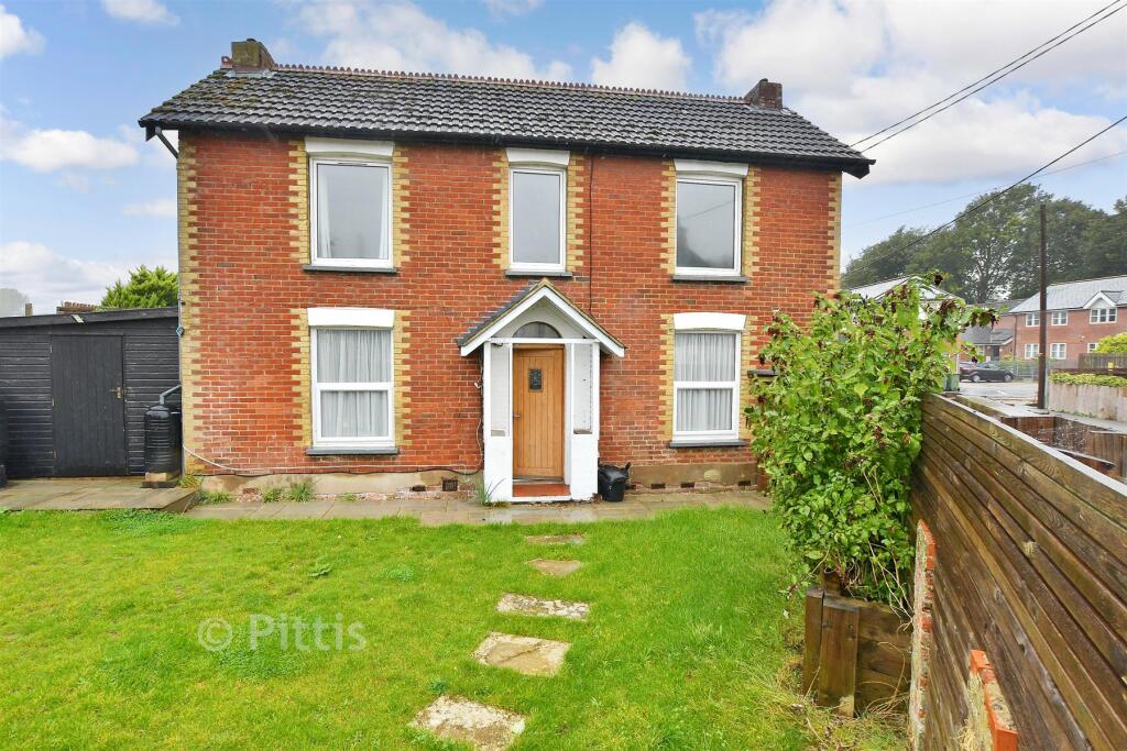 2-bed flat on School Green Road, Freshwater, Isle of Wight, £149,000