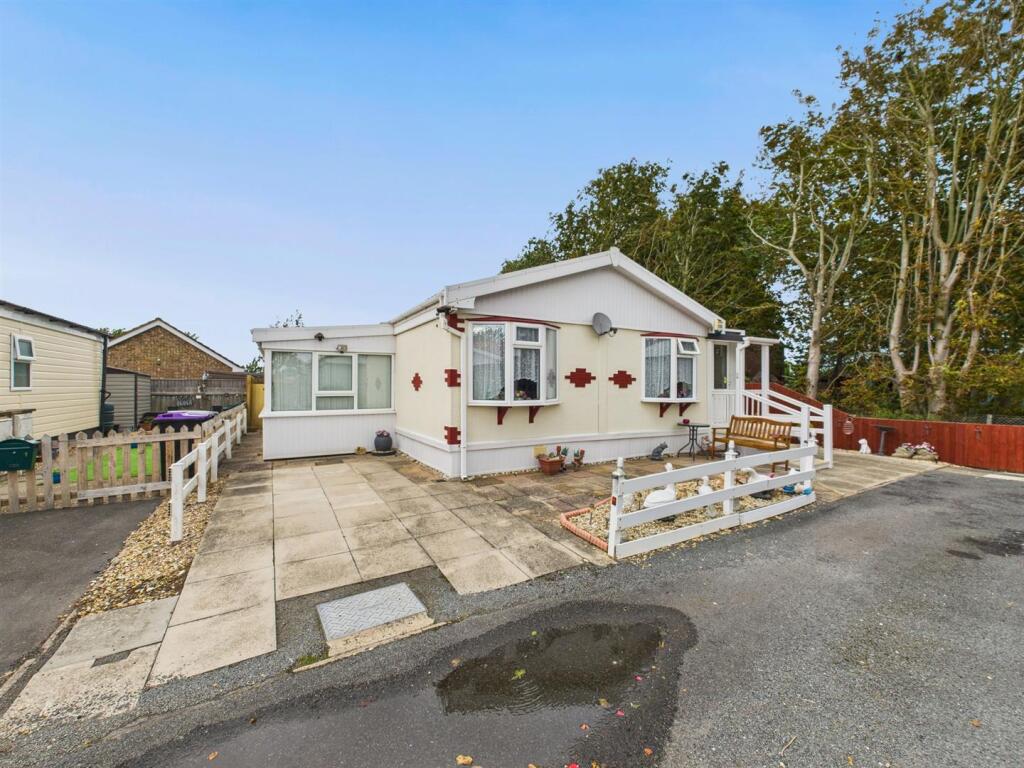 2-bed caravan on Seaholme Road, Mablethorpe, £119,950