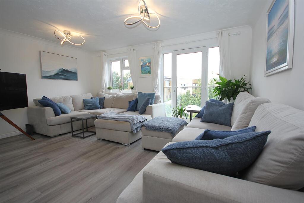 House in Fareham, Whiteley - More